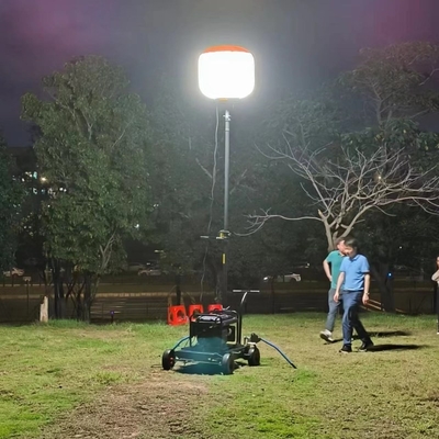 Torre faro mobile a LED portatile da 700W per esigenze di illuminazione in edilizia e all'aperto
